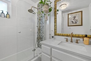 Deluxe House, 2 Bedrooms, Kitchen | Bathroom | Combined shower/tub, rainfall showerhead, designer toiletries - Villa Sierra (Sonora)
