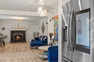 Casa Deluxe, 2 habitaciones, cocina | Zona de estar | Televisión de pantalla plana de 55 pulgadas con canales digitales