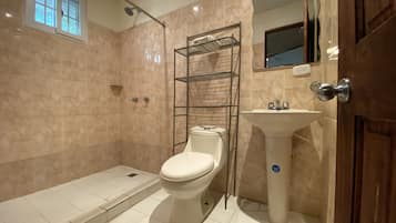 Deluxe suite, 1 queensize bed met slaapbank, niet-roken, uitzicht op tuin | Badkamer | Een douche, een regendouche, handdoeken, zeep