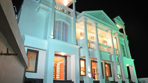 Front of property - ROYAL WINDSOR HOTEL (Haldwani)