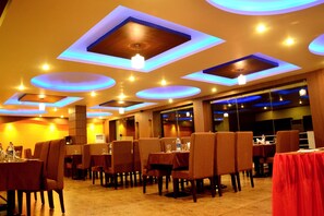 Bữa sáng buffet hàng ngày với phụ phí nhỏ 