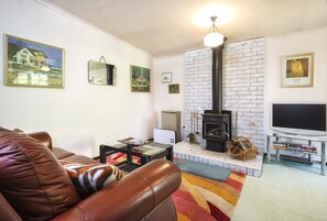 Smart TV, fireplace, Netflix, DVD player - BIDWELL COTTAGE, a charming hideaway close to Lake Daylesford (Daylesford)