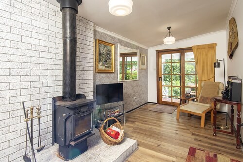 BIDWELL COTTAGE, a charming hideaway close to Lake Daylesford