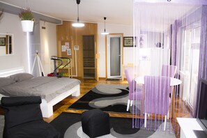 1 dormitorio, tabla de planchar con plancha, wifi y ropa de cama