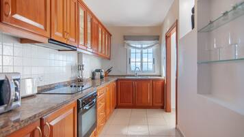 Fridge, microwave, oven, coffee/tea maker