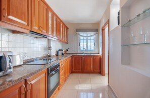 Jääkaappi, mikroaaltouuni, uuni, kahvin-/teenkeitin