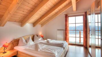 3 bedrooms, desk, WiFi, bed sheets