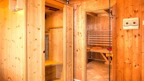 Ein Holz-Saunaraum mit einer Sitzbank, einem Handtuchhalter und einer Sauna-Tür.