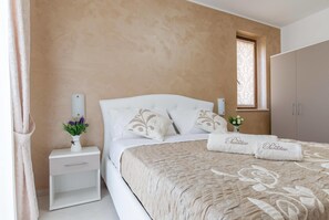 1 bedroom, Egyptian cotton sheets, premium bedding, down duvets