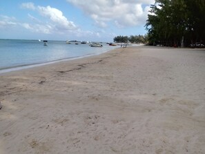 Gần bãi biển 