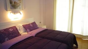 Standard-huoneisto, 2 yhden hengen sänkyä, tupakointi kielletty, näköala uima-altaalle | 1 makuuhuone, untuvapeitot, memory foam -patjalliset sängyt
