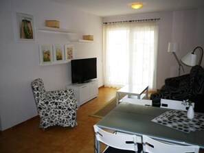 Standard Apartment, 2 Single Beds, Non Smoking, Pool View | Living room