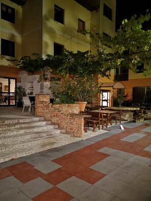 Outdoor dining - Pension MATE (Morbisch am See)