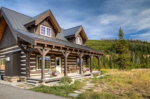 Private Mountain Haven with Sweeping Views! Hot Tub!