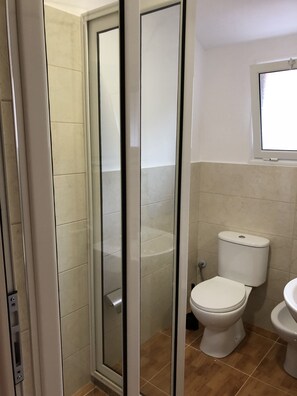 Maison, plusieurs lits, non-fumeurs, vue lac | Salle de bain | Douche, articles de toilette gratuits, serviettes fournies