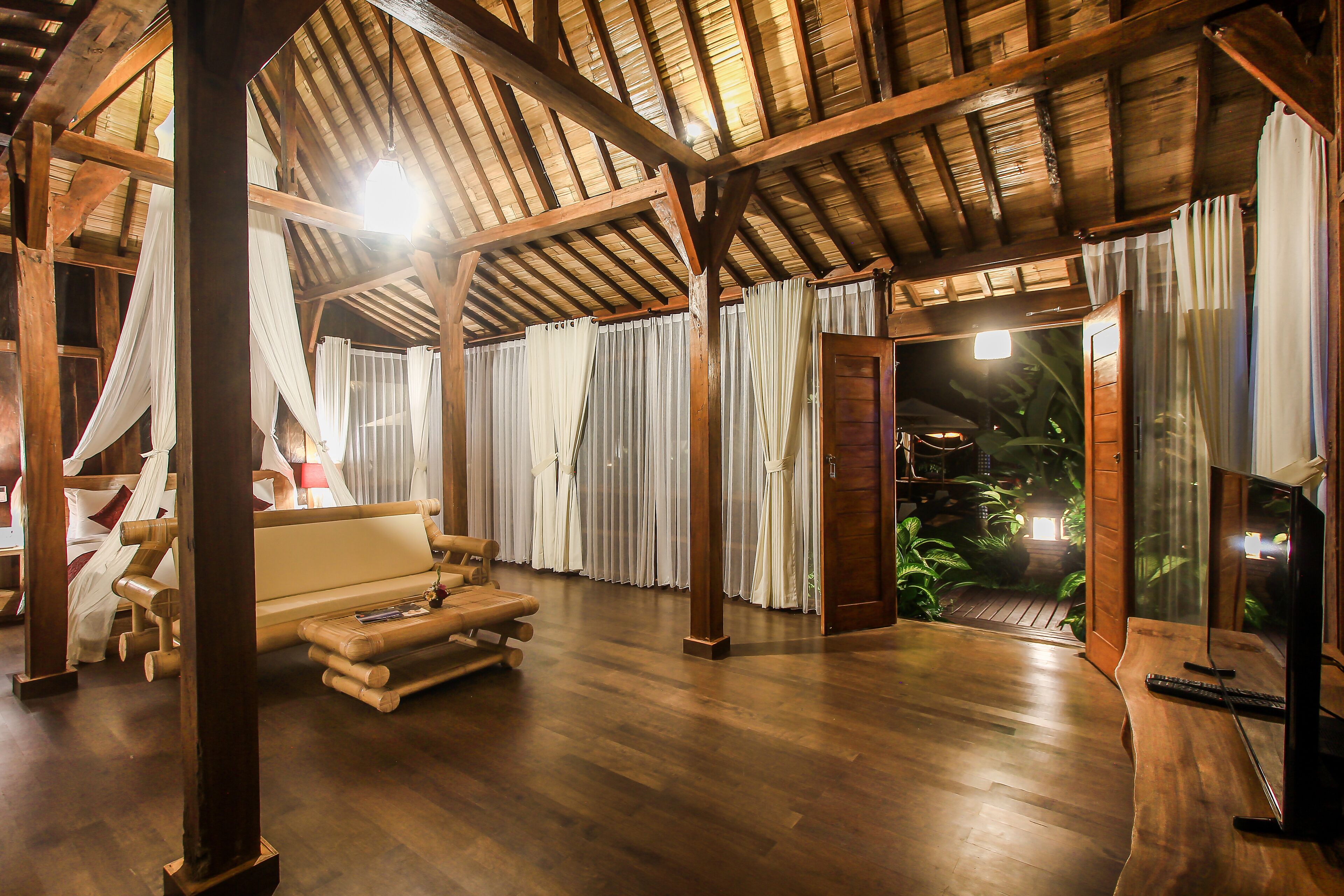 Suite, pemandangan kolam renang | 1 kamar tidur, seprai katun Mesir, seprai premium, dan minibar