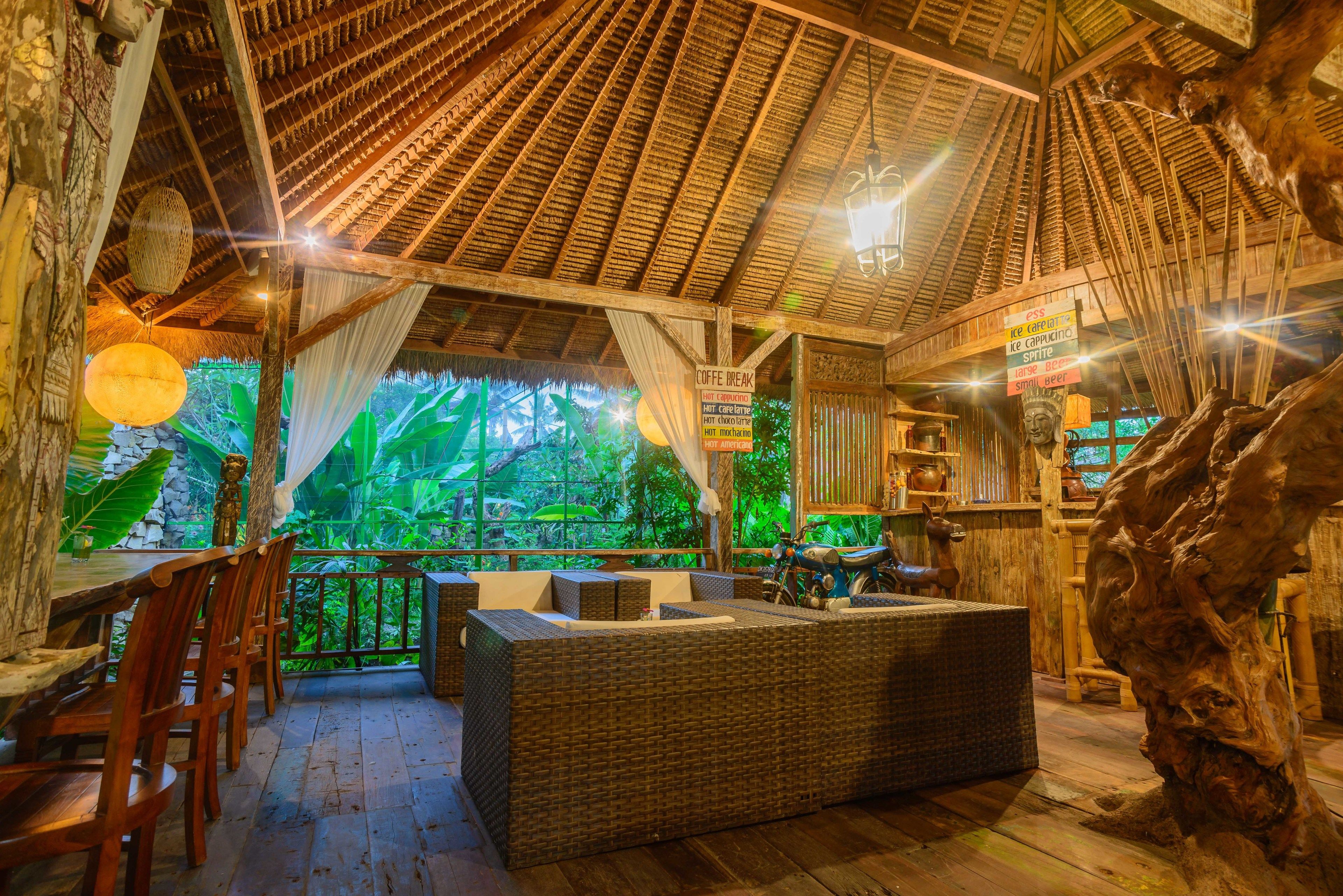 2 bars/lounges, poolside bar