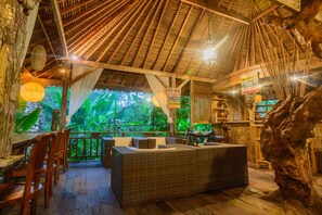 2 bar/lounge, bar a bordo piscina