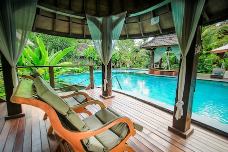 2 outdoor pools, sun loungers