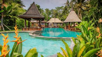 2 outdoor pools, pool loungers