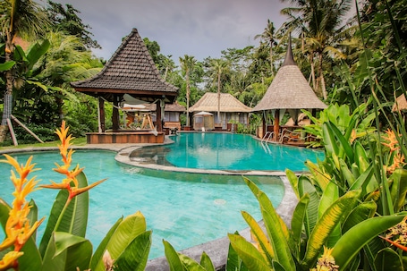 2 室外游泳池,日光浴躺椅