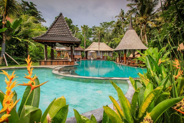 2 piscine all'aperto, lettini