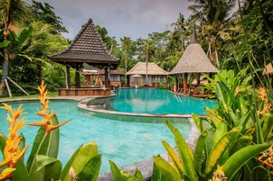 2 piscinas al aire libre, sillones reclinables de piscina