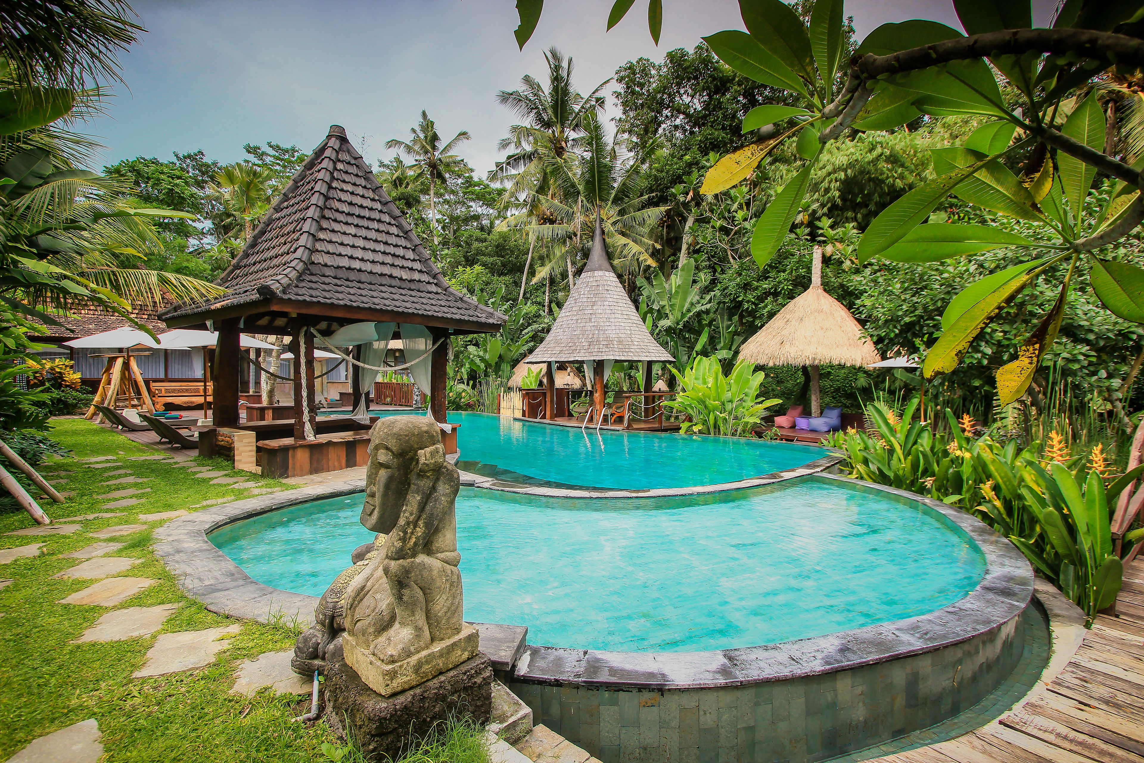 2 outdoor pools, pool loungers