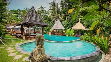 2 Außenpools, Liegestühle