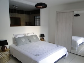 3 chambres, fer et planche à repasser, Wi-Fi, draps fournis