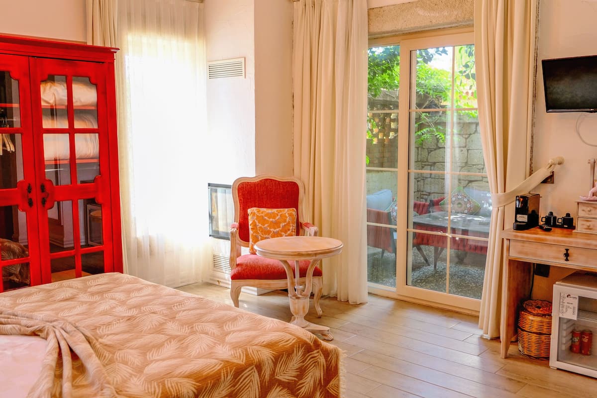 Deluxe Double Room, Jetted Tub | Ruang tamu | TV LCD
