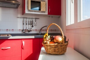 Kjøleskap, mikrobølgeovn, kokeplater og kaffetrakter/tekoker