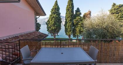 Moderni järvenranta huoneisto terassilla ja näköalalla - Apartment Gennaker