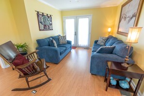 Smart TV, caminetto, tavolo da calcetto