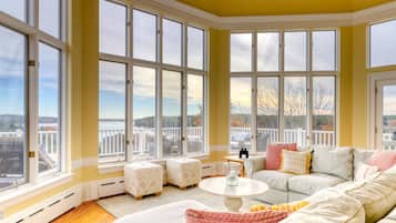 電視、壁爐、遊戲機、DVD 播放機