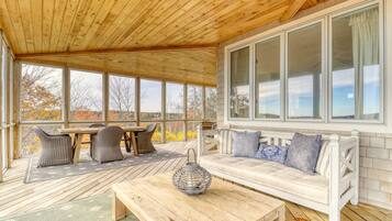 電視、壁爐、遊戲機、DVD 播放機