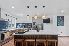 ثلاجة، ميكروويف، فرن، موقد طهي مسطح