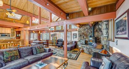 Koiraystävällinen hytti, jossa oma poreallas, lähellä hiihtoa ja rantaa!