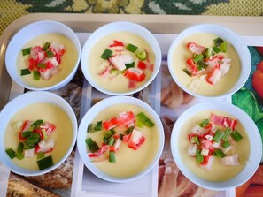 Desayuno con opciones de la cocina local todos los días (con cargo)