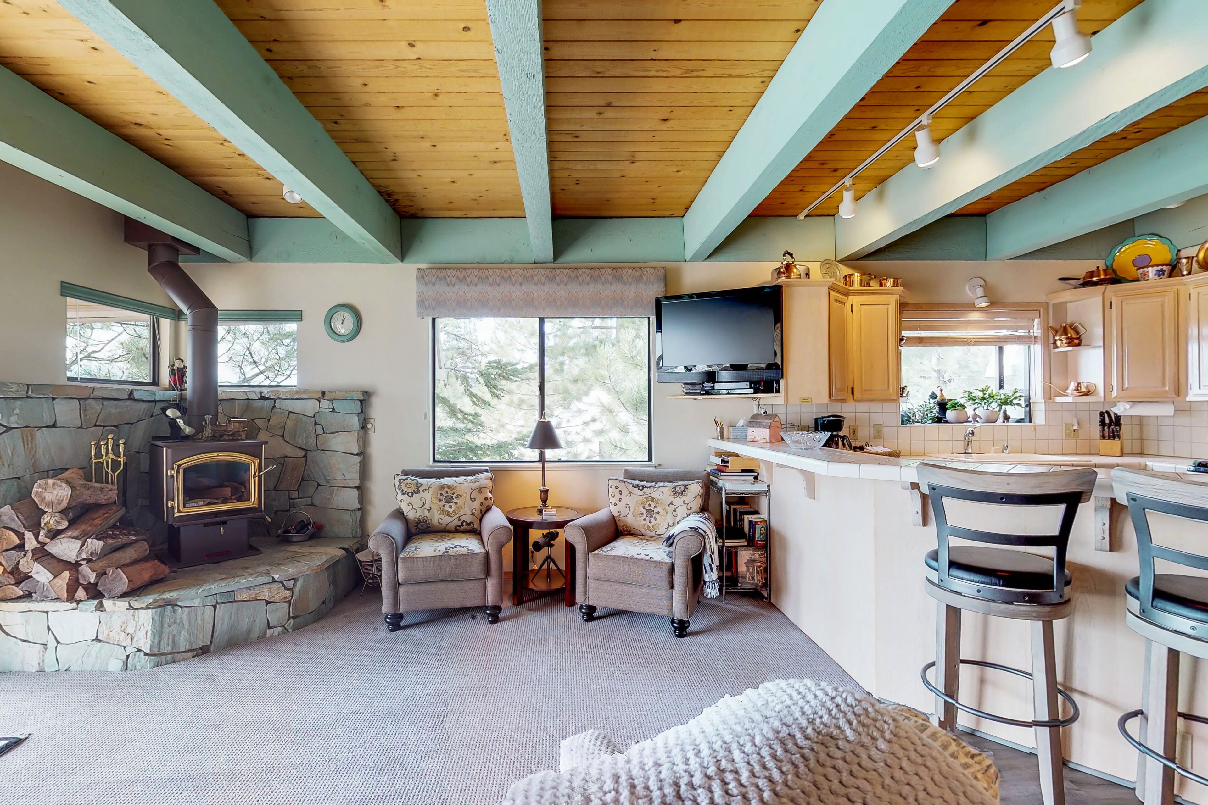 Cozy condo w/ balcony & lake views - near biking & hiking trails, beach & skiing