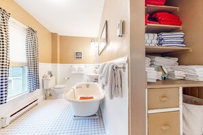 Kostenlose Toilettenartikel, Haartrockner, Handtücher