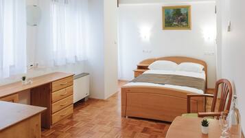 Comfort Double Room | 1 bedroom, in-room safe, free WiFi, bed sheets