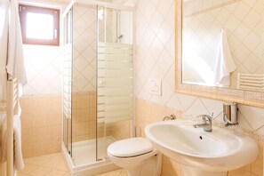 Basic Double or Twin Room, Garden View | Bathroom - hotel reAktiv (Zrece)