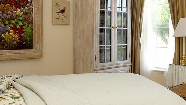 Meadow Lark | WiFi (free), individually decorated, individually furnished, bed sheets - Enchanted April Inn (Pilot Hill)
