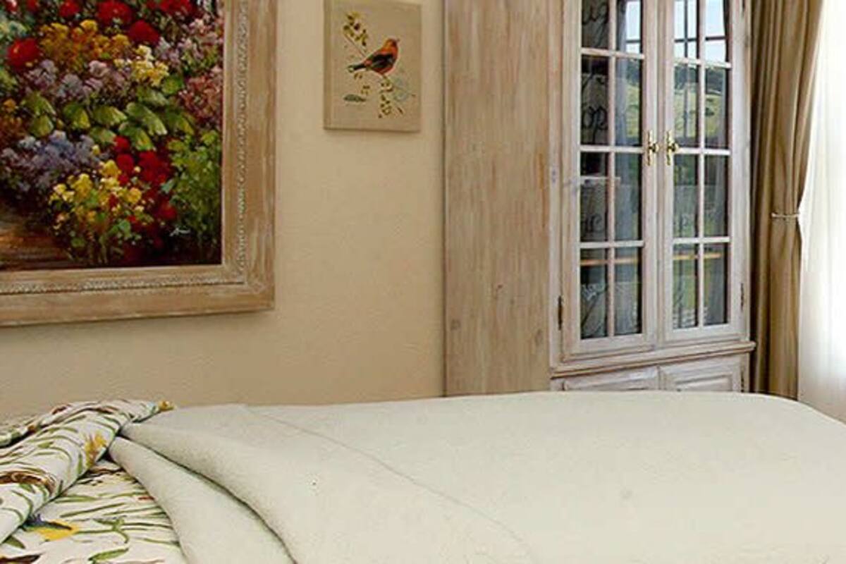 Meadow Lark | WiFi (free), individually decorated, individually furnished, bed sheets
