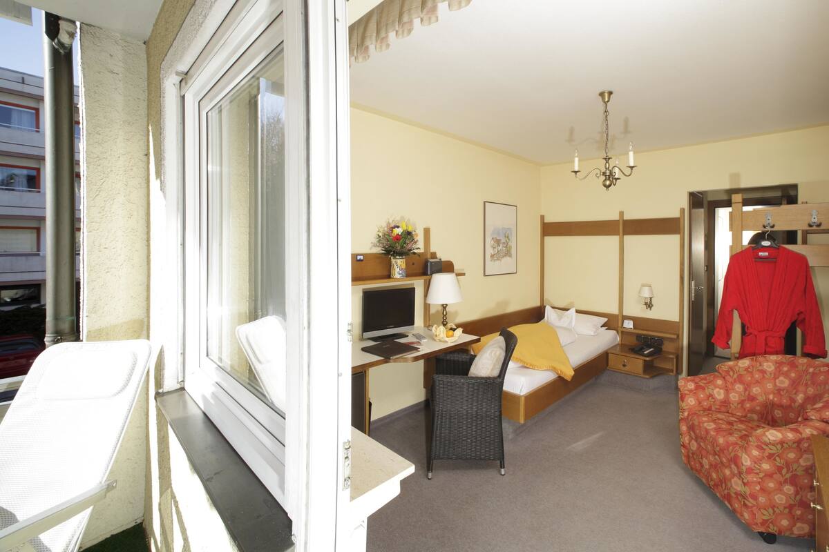 3 bedrooms, premium bedding, minibar, in-room safe