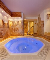 Indoor spa tub