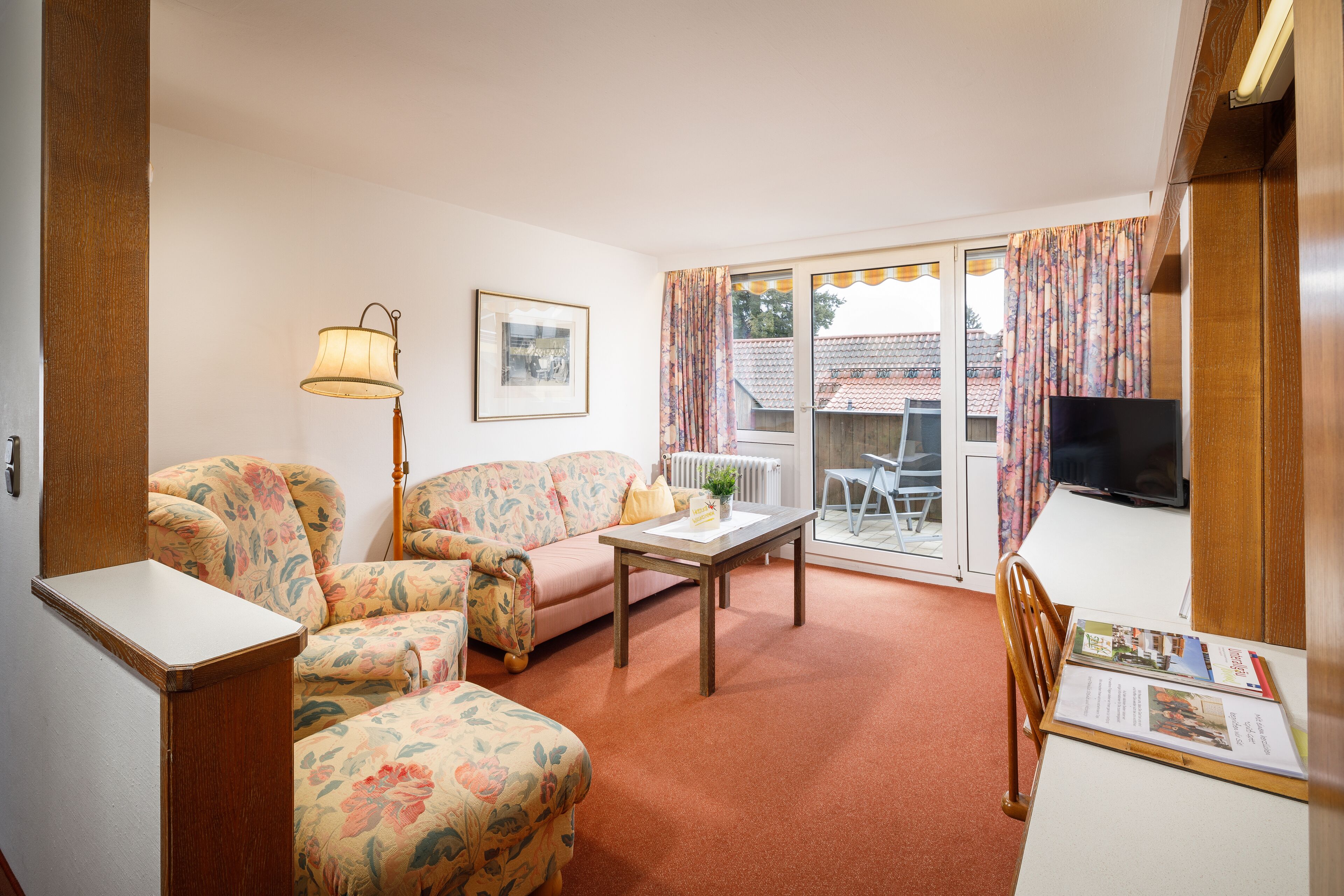 exclusive suite, garden view | living area | flat-screen tv