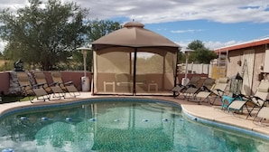 Una piscina al aire libre de temporada