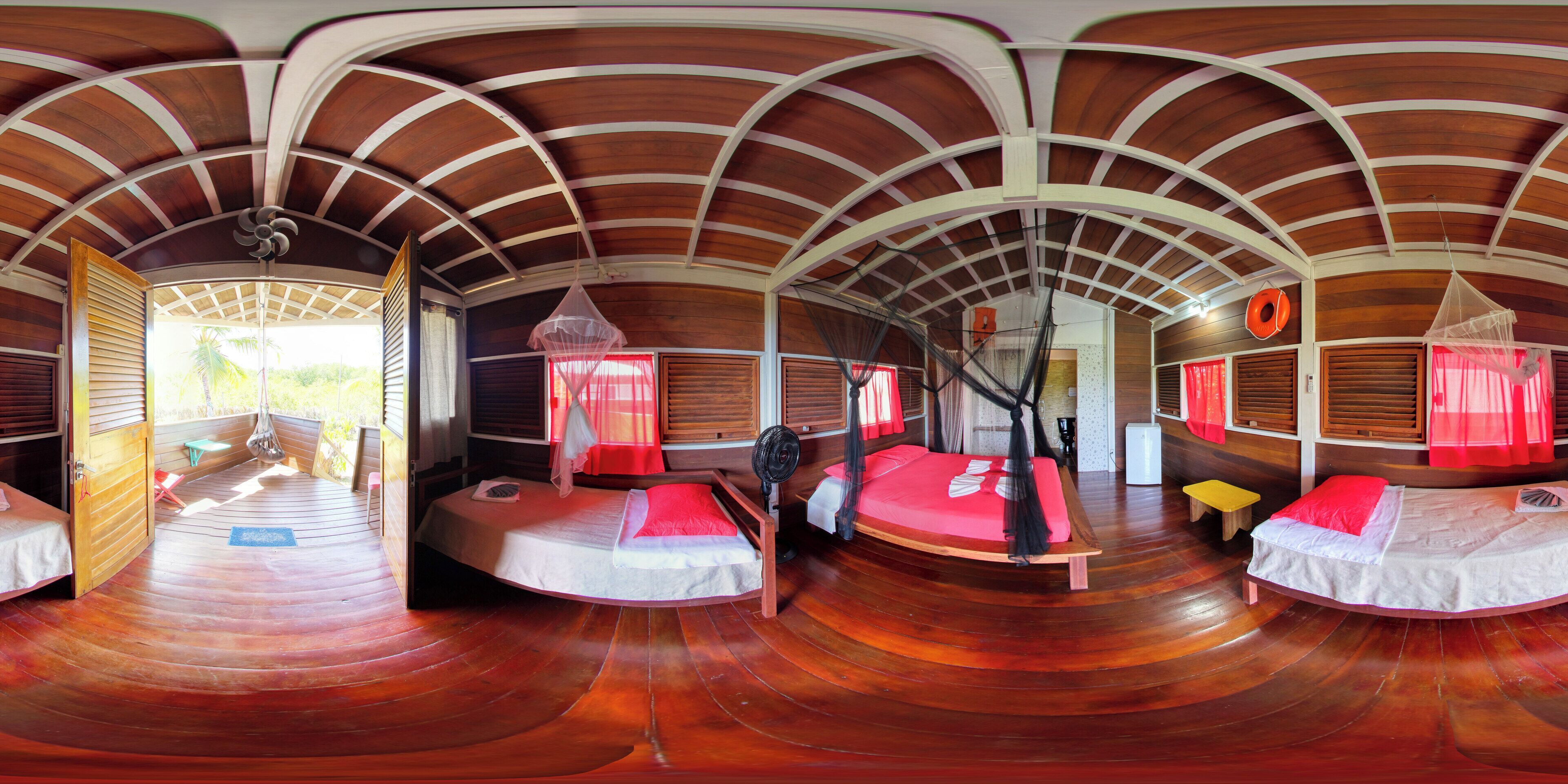 四人房 | 迷你吧、遮光窗帘、免费 WiFi、床单